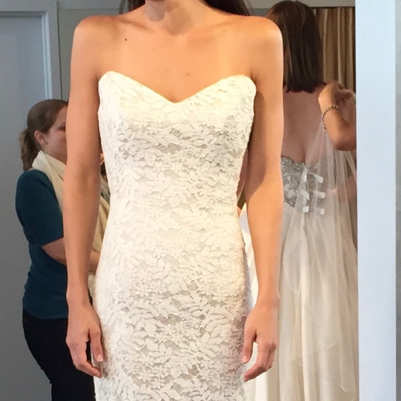 Wedding dress - Picture 2 of 8